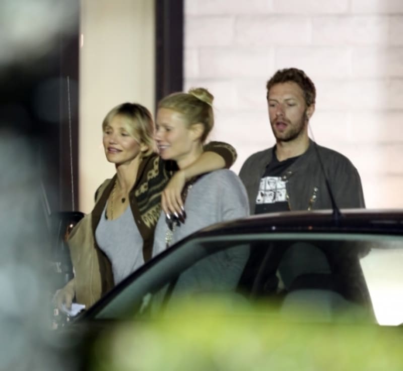 Gwyneth Paltrow s manželem hudebníkem Chrisem Martinem a kamarádkou Cameron Diaz (vlevo)
