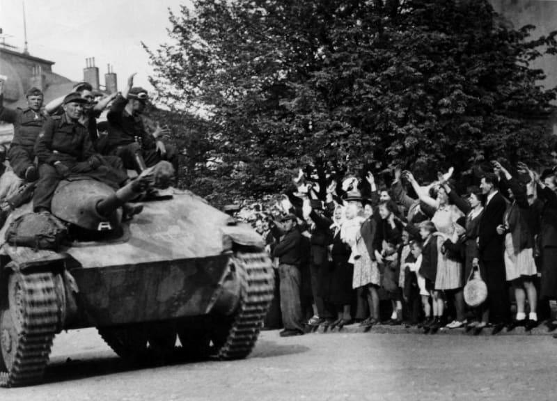 Vlasovci na příbramském náměstí 9. 5. 1945 s trofejním sovětským tankem T-34/76 vz. 1941