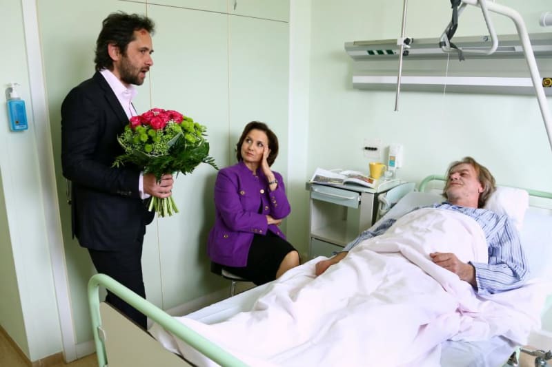 Sváťa přijde do nemocnice požádat Semeráda o ruku Emy