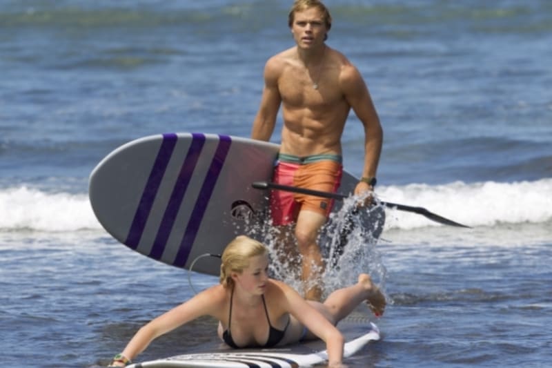 Ireland, dcera Kim Basinger a Aleca Baldwina se svým přítelem Slaterem tráví volné chvíle na Havaji