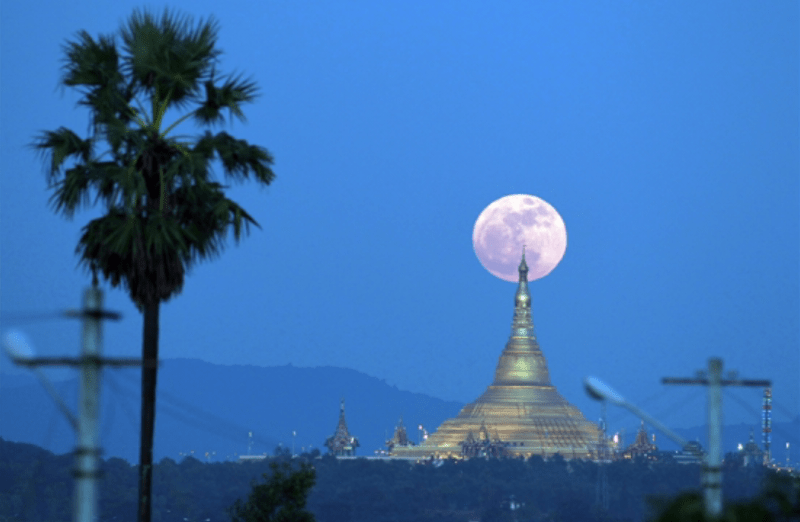 Superúplněk nad pagodou Uppatasanti v Barmě
