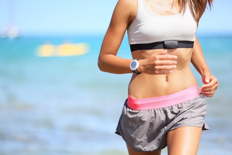 Každý den si dejte 30 minut intenzivního kardio cvičení. Běhejte, tancujte, šlapejte na kole nebo plavejte. Spálíte tuky a nastartujete svůj metabolismus, takže zkonzumované kalorie rychleji zpracujete.