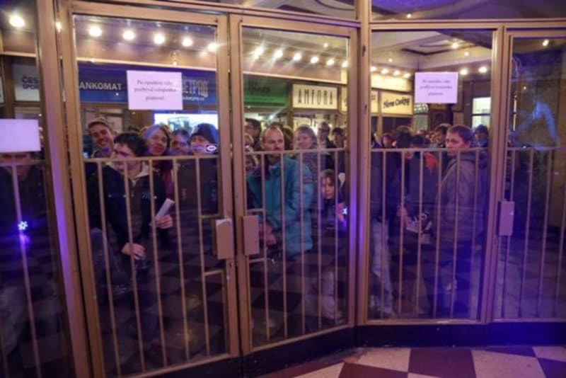 Fanoušci netrpělivě čekali před dveřmi Velkého sálu Lucerny