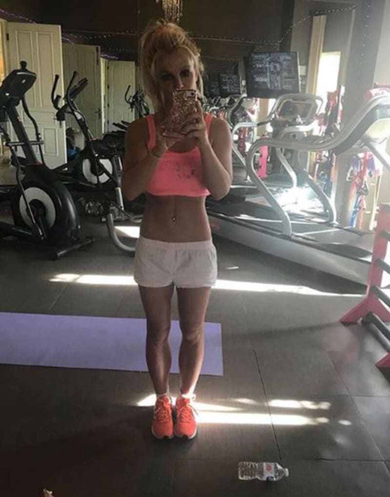 Britney Spears zas posiluje o sto šest. Má doma přeci zajíčka.
