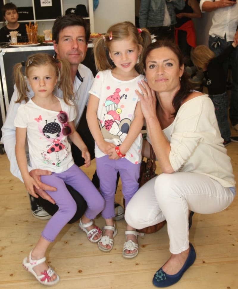 Hanka Kynychová se svým manželem a dvojčaty