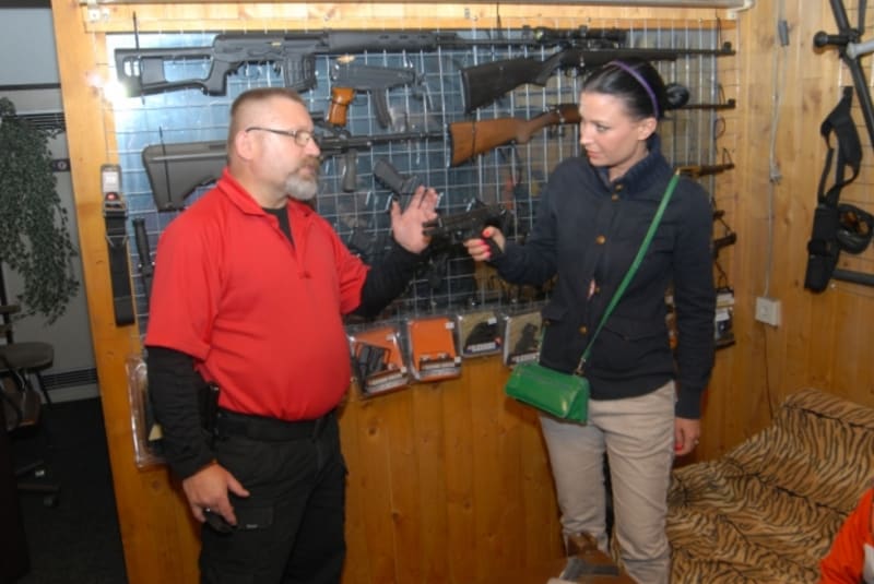 Gábina Partyšová dostala před střílením instrukce, jak držet zbraň v ruce