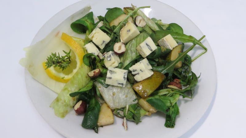 Prostřeno: Svěží míchaný salát s čekankou, medem a modrým sýrem