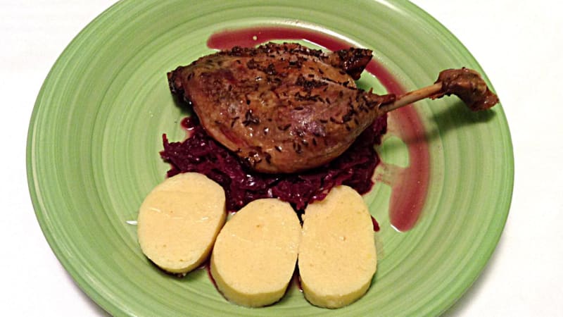 Prostřeno: Konfit z kachny s červeným zelím, bramborový knedlík