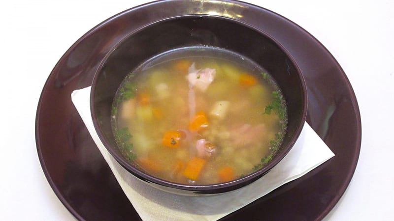Prostřeno: Uzená polévka s kroupami