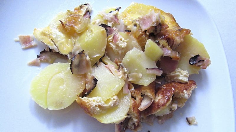 Prostřeno: Zapékané brambory se slaninou a sýrem