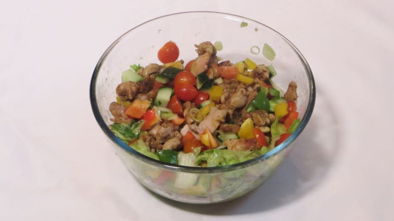 Prostřeno: Zeleninový salát s grilovaným kuřecím masem