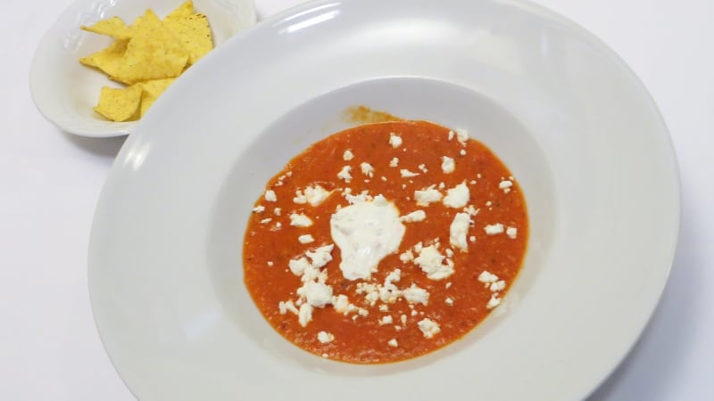 Prostřeno: Mexická rajčatová polévka se sýrem feta a bílým jogurtem s chilli
