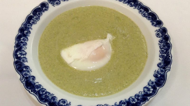 Prostřeno: Brokolicová polévka se zastřeným vejcem