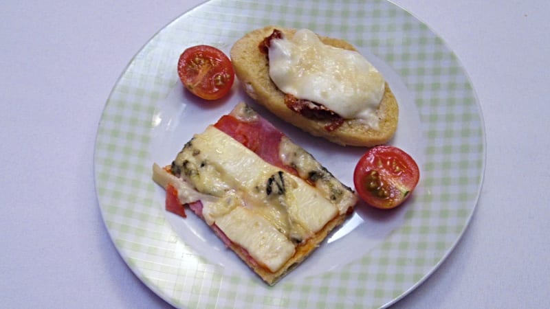 Prostřeno: Domácí bagetky zapečené se sušenými rajčaty a mozzarellou, posypané parmezánem