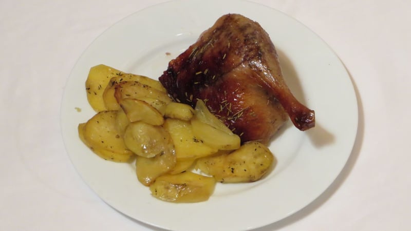 Prostřeno: Pečená kachna na medu s opečeným bramborem
