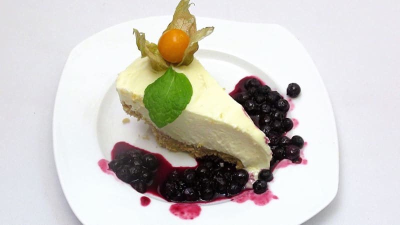 Prostřeno: Cheesecake s bílou čokoládou a ovocným přelivem