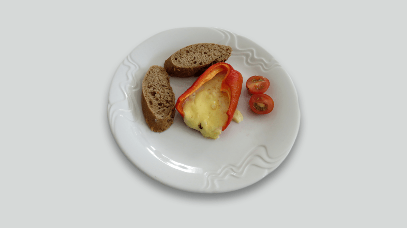 Prostřeno: Zapékaná plněná paprika se sýrem zdobená sekanými olivami
