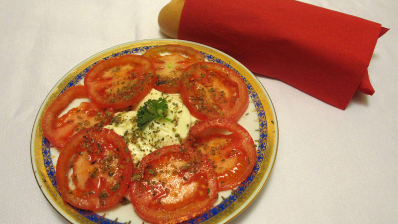 Prostřeno: Mozzarella, rajčata, bazalka