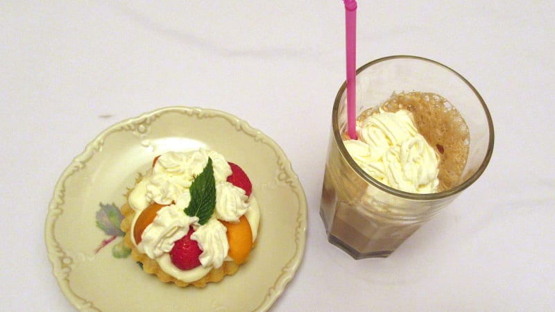Prostřeno: Piškotový ovocný dortík s ovocem a šlehačkou, frappé