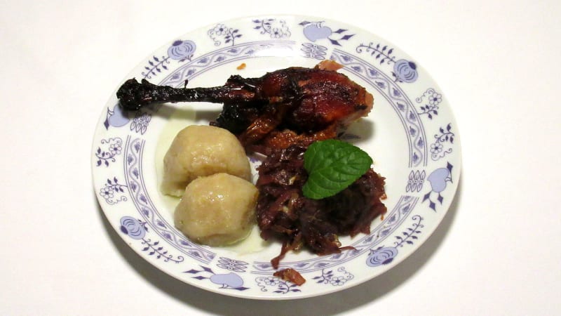 Prostřeno: Pečená husa, červené zelí, domácí bramborový knedlík