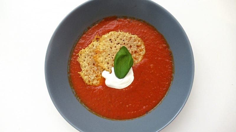 Prostřeno: Tomatová polévka s parmazánovým chipsem a bazalkou