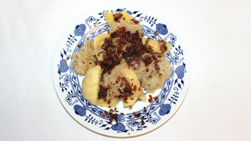 Prostřeno: Plněné bramborové knedlíky s uzeným masem, zelíčko, osmažená cibulka