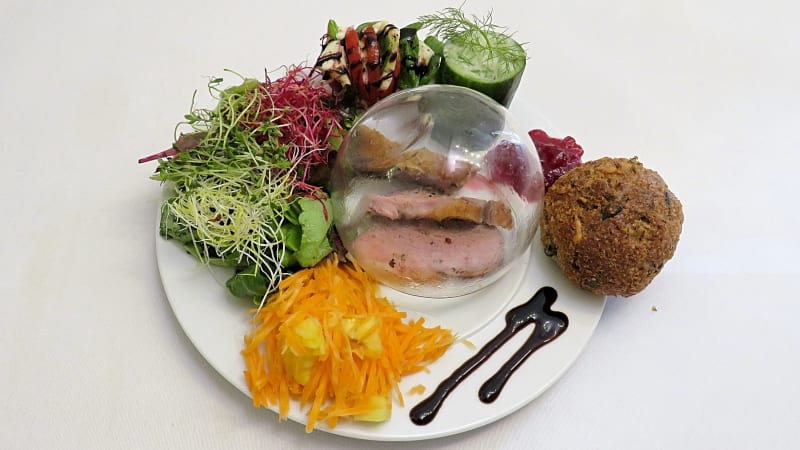 Prostřeno: Variace salátů, zauzené kachní prsíčko, brusinky, domácí pečivo 