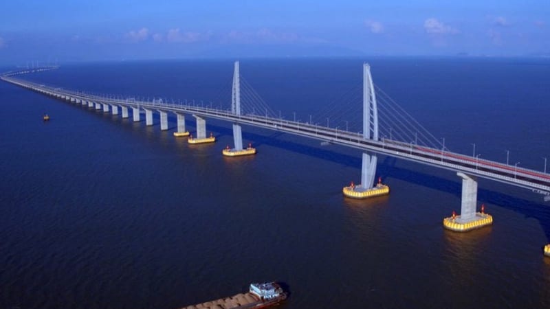 Čína otevřela nejdelší most přes moře. Jeho délka je 55 kilometrů