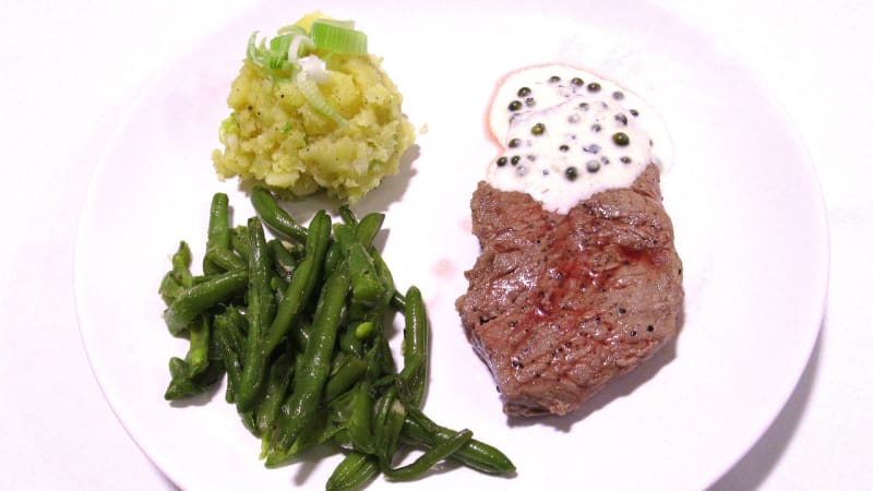 Prostřeno: Hovězí steak na zeleném pepři a smetaně, restované fazolky, šťouchaný brambor