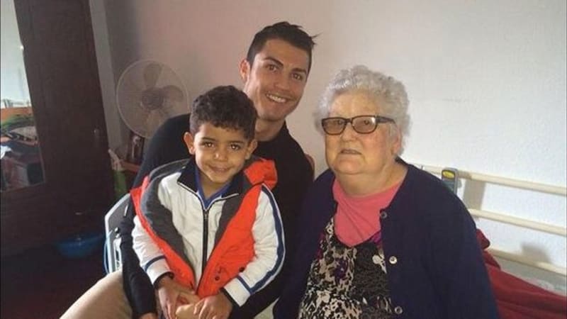 Šílený otec Cristiano Ronaldo: Jeho čtyřletý syn nezná matku. Neuvěříte, kolik jí fotbalista zaplatil