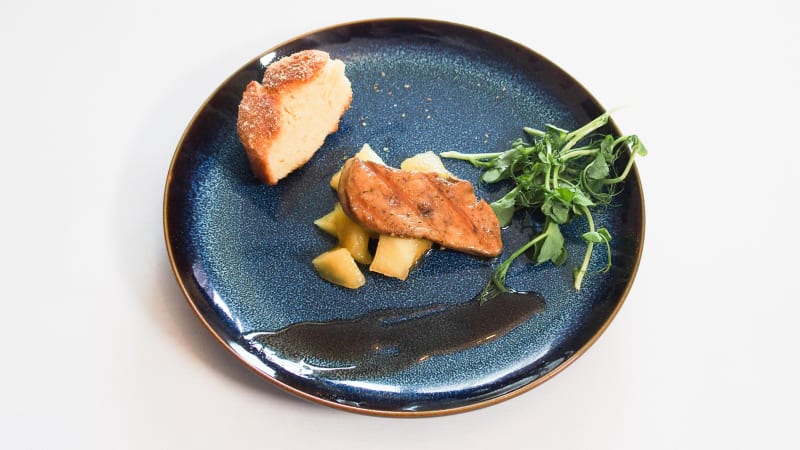 Prostřeno: Kachní foie gras s karamelizovanými jablky a domácí brioškou