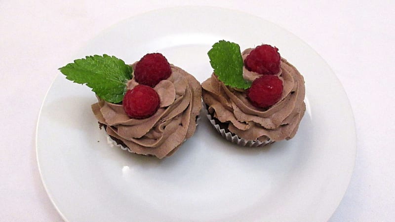 Prostřeno: Čokoládové muffiny s malinami
