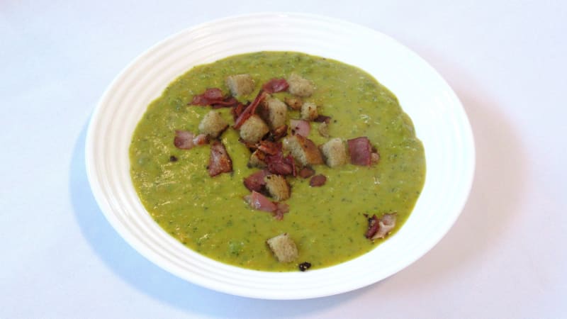 Prostřeno: Zelená baby polévka s krutonky z domácího chleba