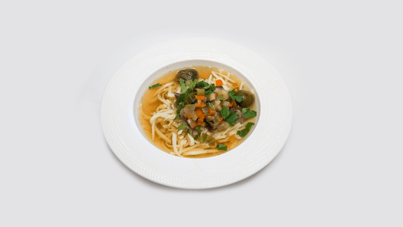Prostřeno: Hovězí polévka se zeleninou a domácími nudlemi
