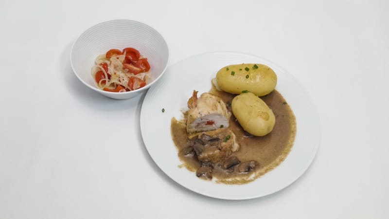 Prostřeno: Plněná kuřecí prsíčka s omáčkou, rané brambory, rajský salát