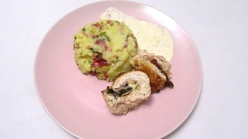 Prostřeno: Šťouchané brambory s jarní cibulkou a schwarzwaldskou šunkou, kuřecí roláda se sýrovou omáčkou