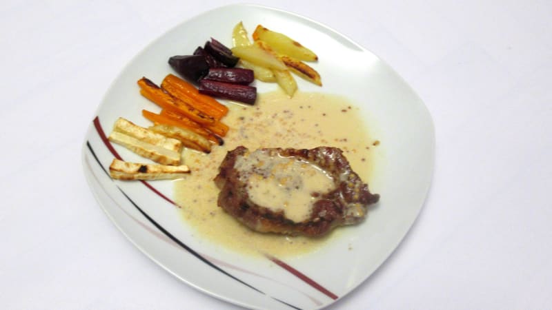 Prostřeno: Steak z krkovice s hořčičnou omáčkou, barevné hranolky