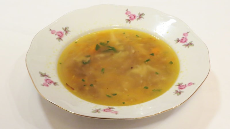 Prostřeno: Sváteční polévka s domácími nudlemi