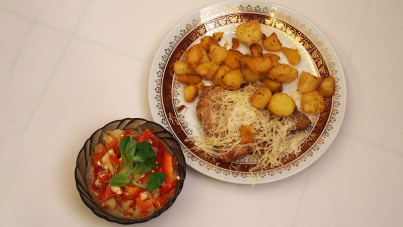 Prostřeno: Steaky z vepřové panenky se sýrem a opečenými bramborami, šopský salát