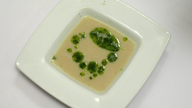 Prostřeno: Krémová česneková polévka s bylinkovým olejem