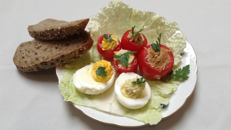 Prostřeno: Plněná vejce a rajčata