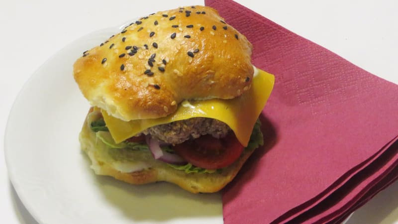 Prostřeno: Domácí odlehčený hovězí hamburger