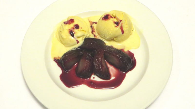 Prostřeno: Pošírovaná hruška v červeném víně s vanilkovou zmrzlinou