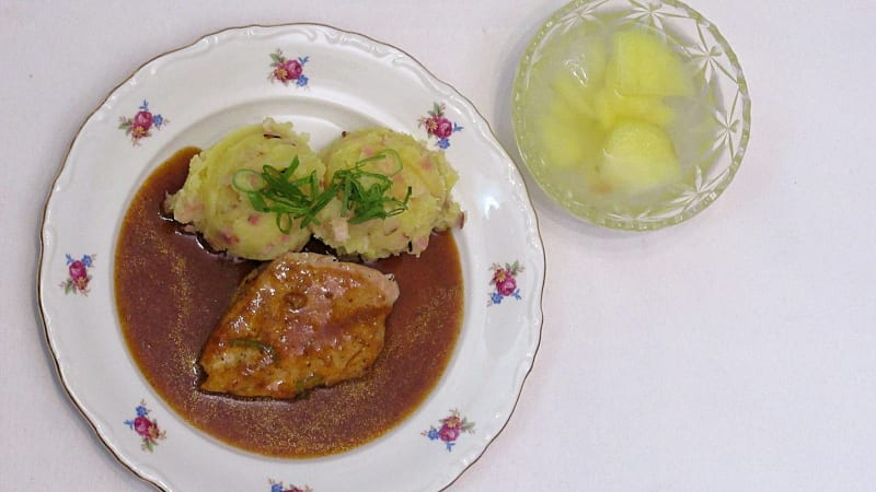 Prostřeno: Babiččina vepřová kýta, šťouchané brambory, jablečný kompot