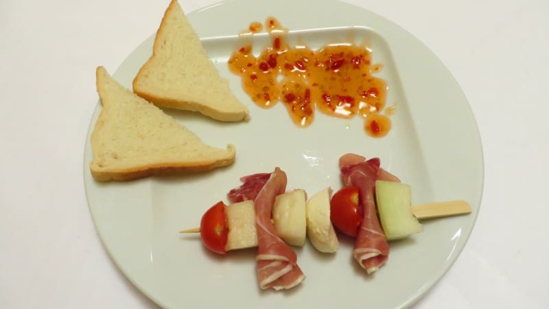 Prostřeno: Špíz se sladkým melounem, pršutem, rajčaty a mozzarellou