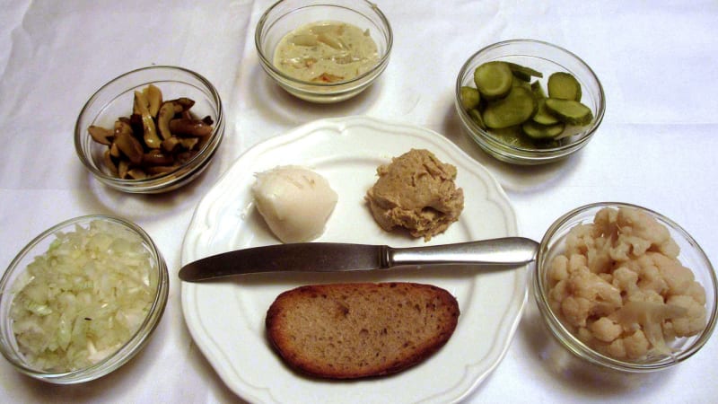 Prostřeno: Škvarková pomazánka, sádlo, chléb