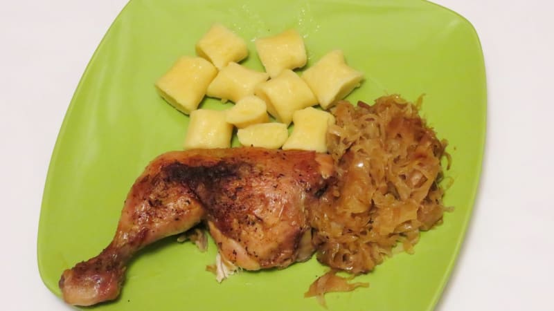 Prostřeno: Pečená kuřecí stehna na zelí, bramborové noky