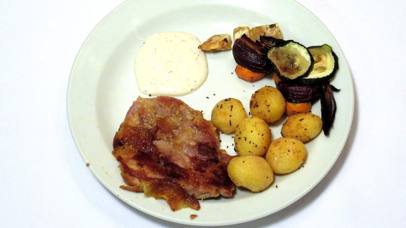 Prostřeno: Vepřový rošťák, opékaný brambor, grilovaná zelenina