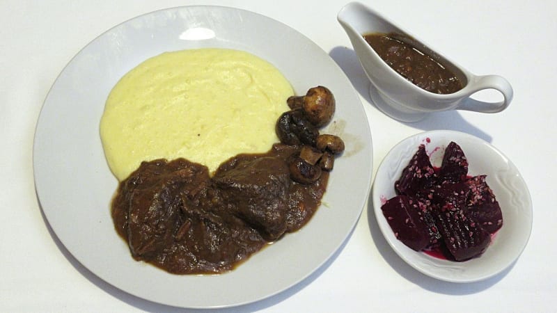 Prostřeno: Srnčí a hovězí maso na víně, bramborová kaše, řepný salát