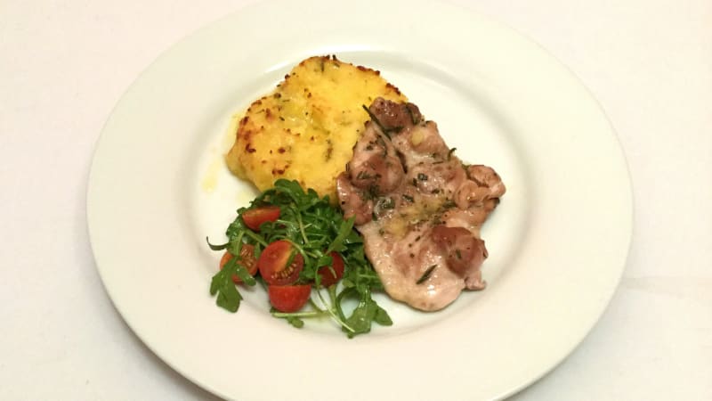 Prostřeno: Kuřecí stehenní steak na rozmarýnu s gratinovaným bramborem